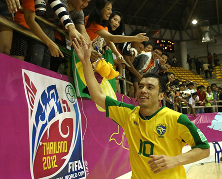 Fernandinho (số 10) của Brazil chung vui với khán giả sau trận thắng Panama tại Korat Chatchai Hall, Nakhon Ratchasima ngày 12-11.